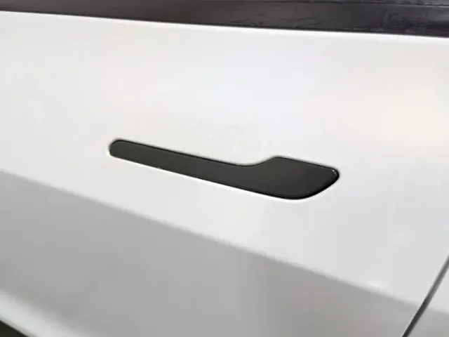 Tesla Model 3 — Фото автомобиля 18