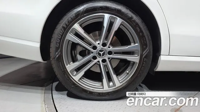 Mercedes-Benz E-Class — Фото автомобиля 5