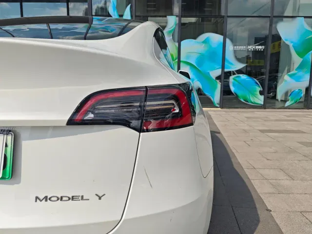 Tesla Model Y — Фото автомобиля 9