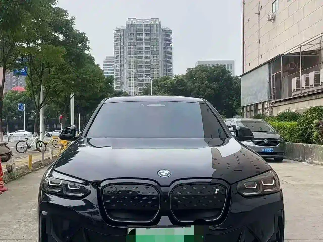 BMW iX3 — Фото автомобиля 2