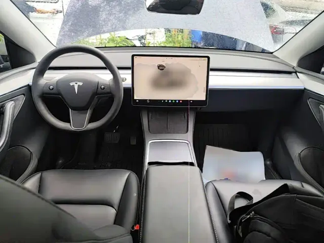 Tesla Model Y — Фото автомобиля 9