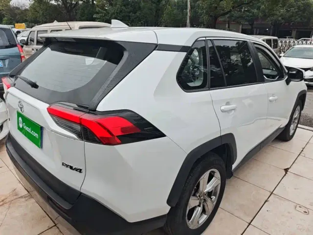 Toyota RAV4 — Фото автомобиля 6