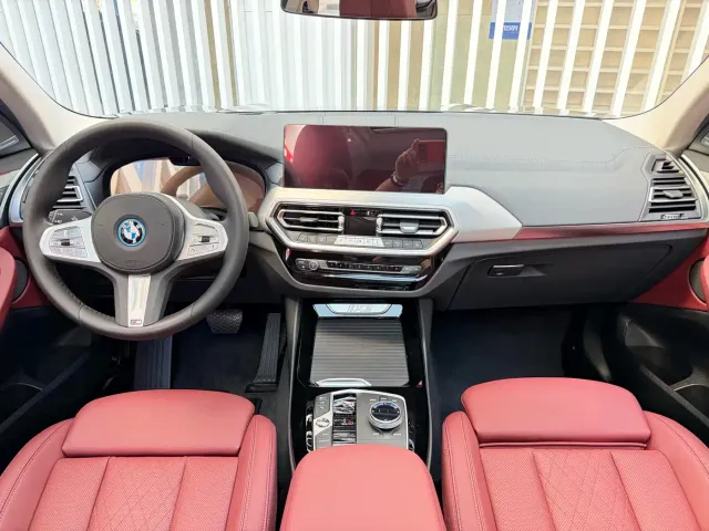 BMW iX3 — Фото автомобиля 10