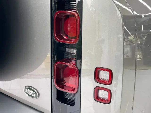 Land Rover Defender — Фото автомобиля 22
