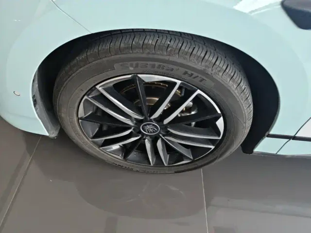 BYD Qin L — Фото автомобиля 22