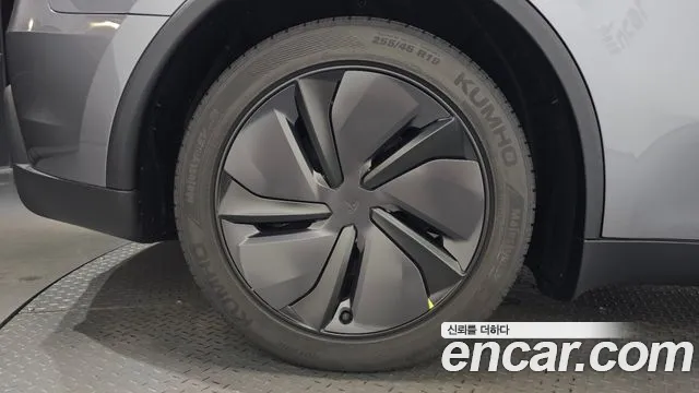 Tesla Model Y — Фото автомобиля 6