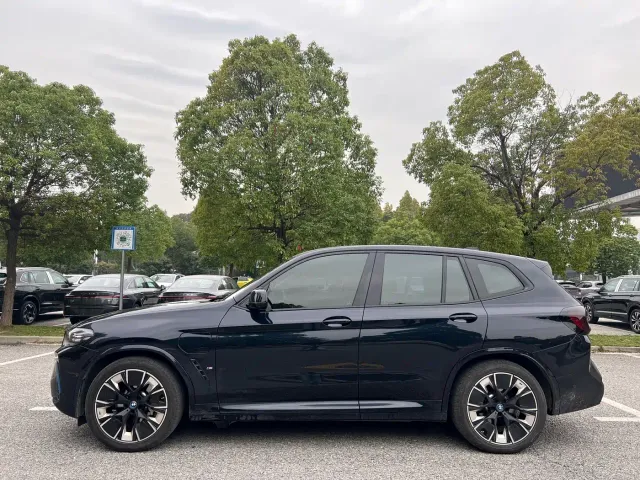 BMW iX3 — Фото автомобиля 4