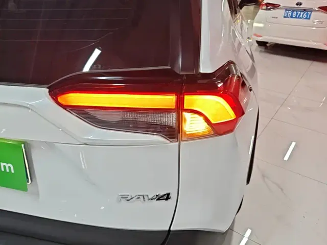 Toyota RAV4 — Фото автомобиля 7