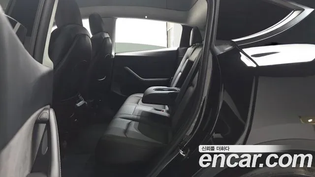 Tesla Model Y — Фото автомобиля 18