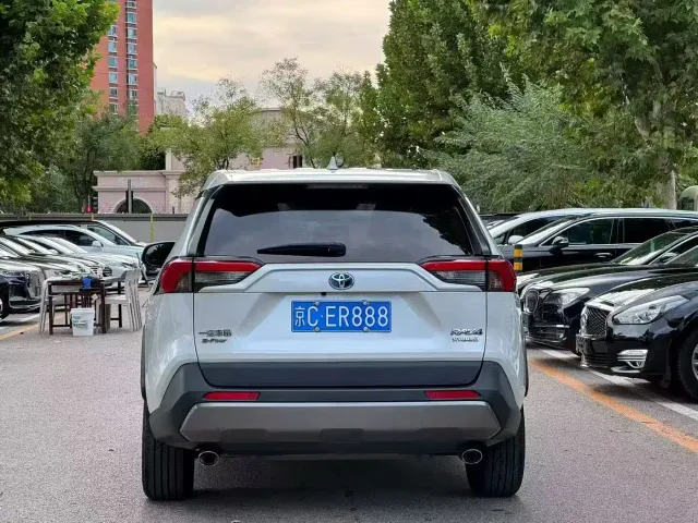Toyota RAV4 — Фото автомобиля 8