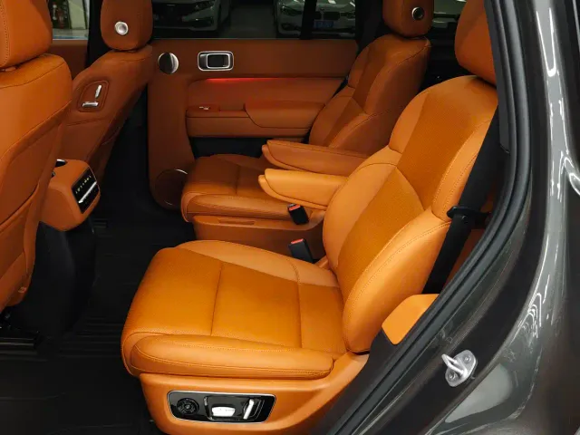 Li Auto L8 — Фото автомобиля 10
