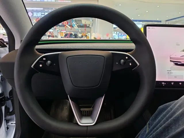 Tesla Model 3 — Фото автомобиля 11
