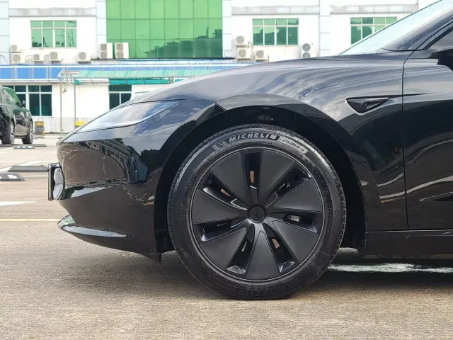 Tesla Model 3 — Фото автомобиля 25