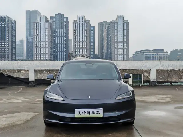 Tesla Model 3 — Фото автомобиля 2