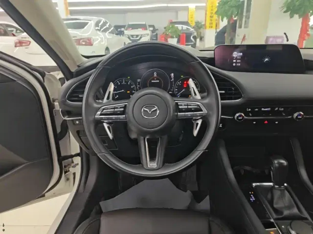 Mazda Axela — Фото автомобиля 10