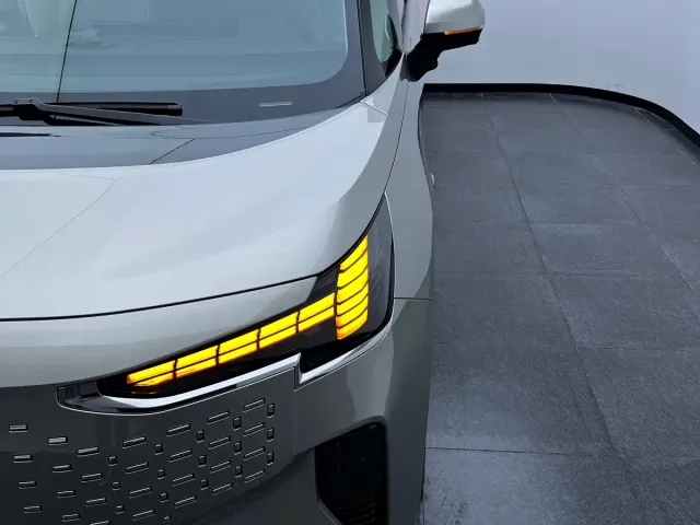Volvo EM90 — Фото автомобиля 5