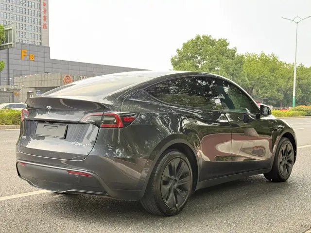Tesla Model Y — Фото автомобиля 5
