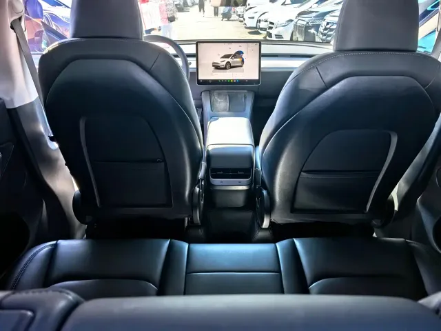 Tesla Model Y — Фото автомобиля 4
