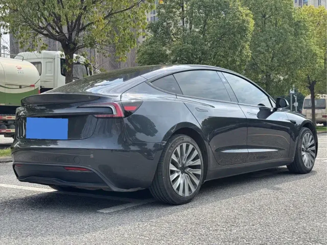 Tesla Model 3 — Фото автомобиля 12