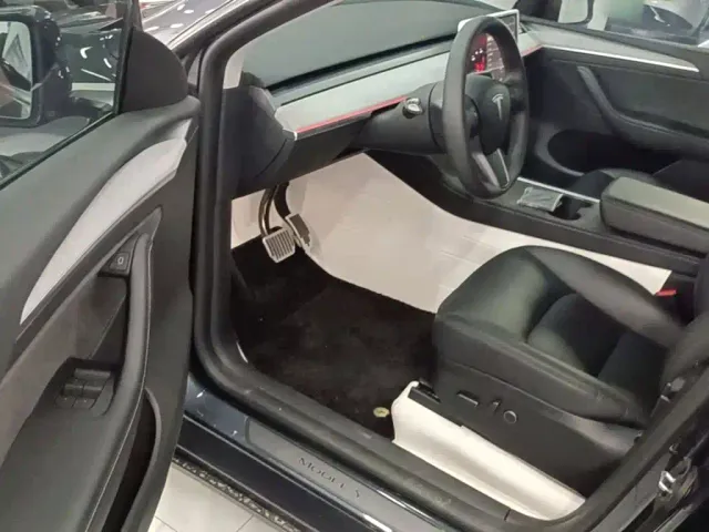 Tesla Model Y — Фото автомобиля 15