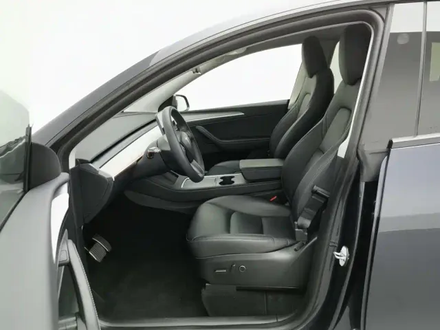 Tesla Model Y — Фото автомобиля 10