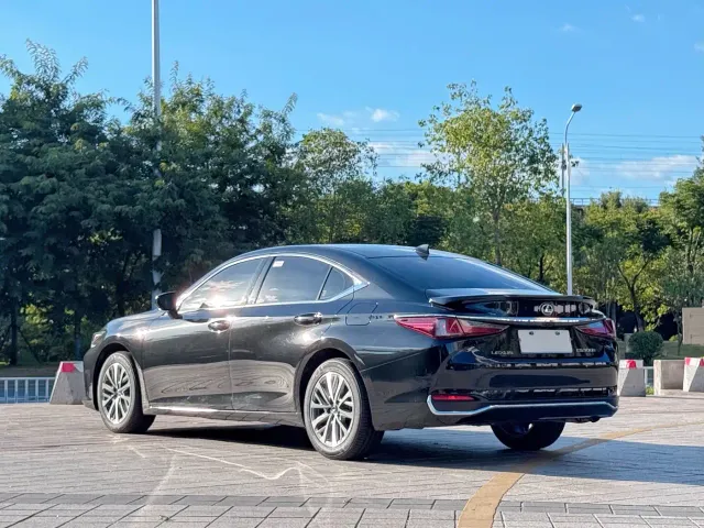 Lexus ES — Фото автомобиля 4
