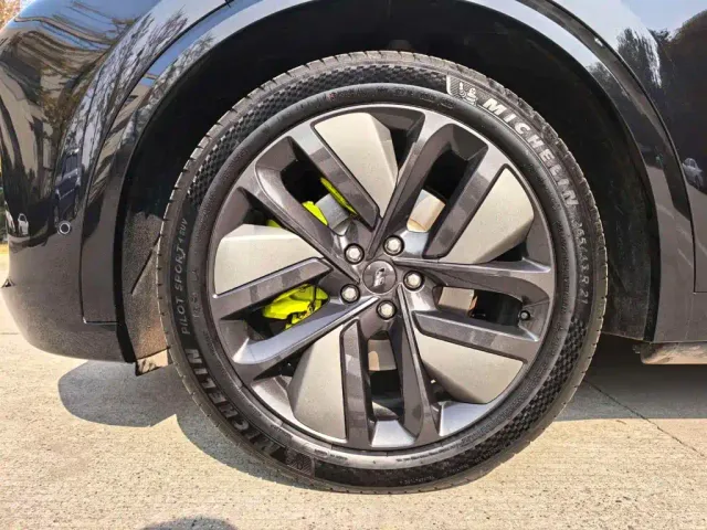Li Auto Li L8 2024 Pro — Фото автомобиля 15