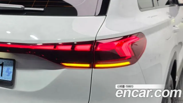 Audi Q6 e-tron — Фото автомобиля 23