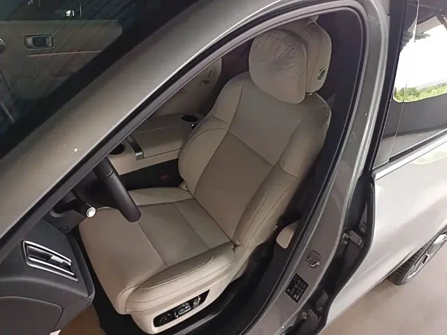 Li Auto L8 — Фото автомобиля 14
