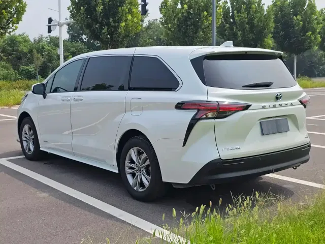 Toyota Sienna — Фото автомобиля 8