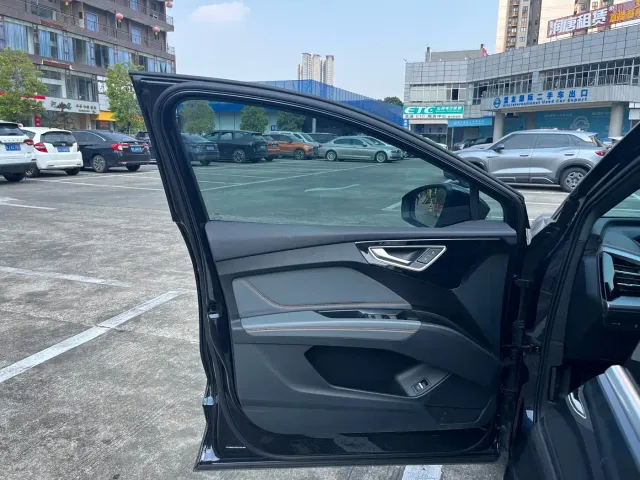 Audi Q4 e-tron — Фото автомобиля 4