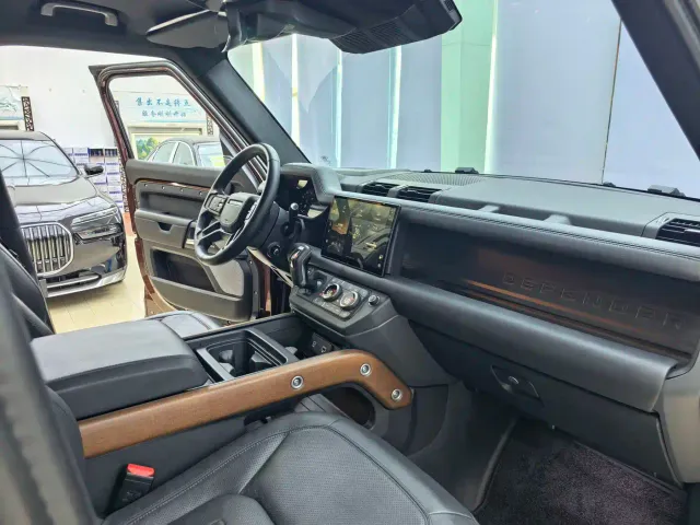Land Rover Defender — Фото автомобиля 7