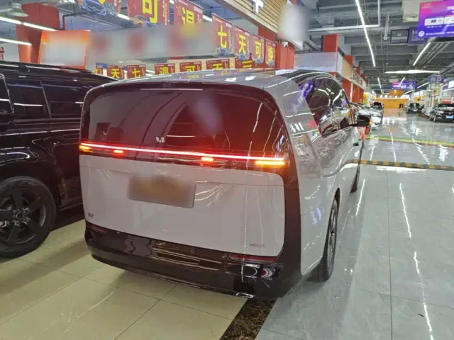 Li Auto MEGA — Фото автомобиля 6