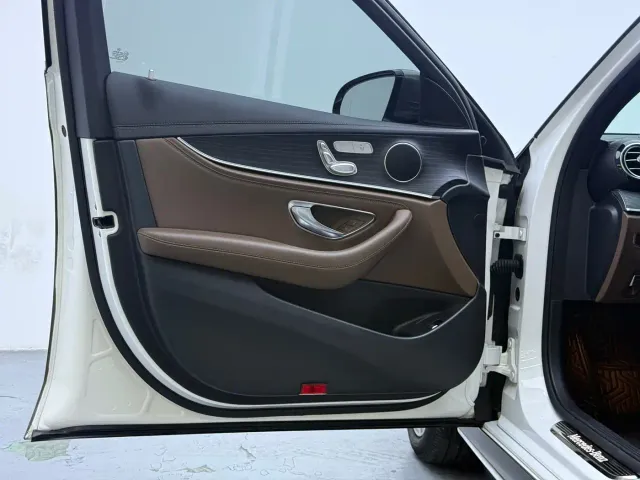 Mercedes-Benz E-Class — Фото автомобиля 17