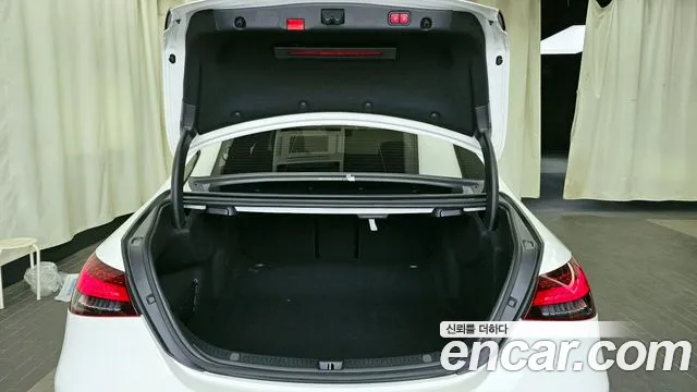 Mercedes-Benz E-Class — Фото автомобиля 20
