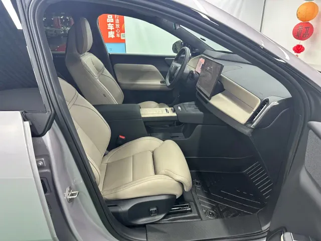 Volvo XC70 Plug-in Hybrid — Фото автомобиля 24