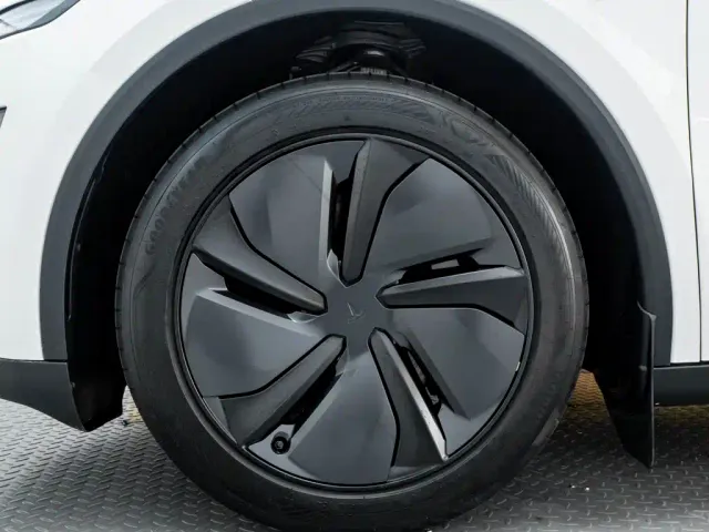Tesla Model Y — Фото автомобиля 10