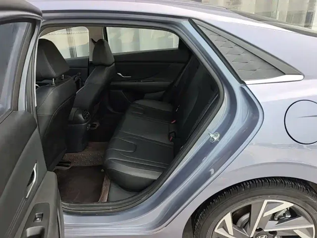 Hyundai Elantra — Фото автомобиля 16