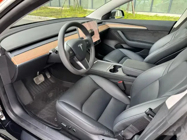 Tesla Model 3 — Фото автомобиля 4
