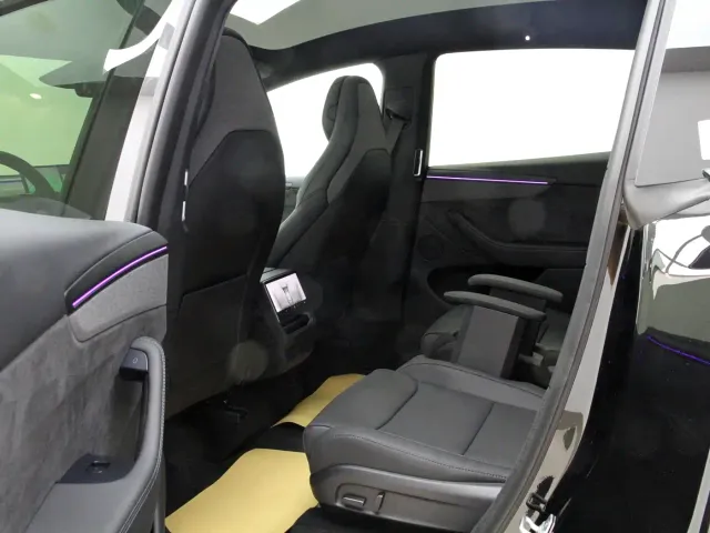 Tesla Model Y L — Фото автомобиля 6