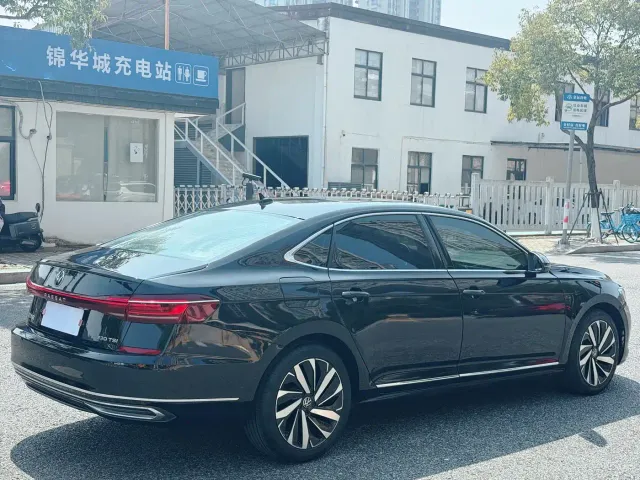 Volkswagen Passat — Фото автомобиля 7