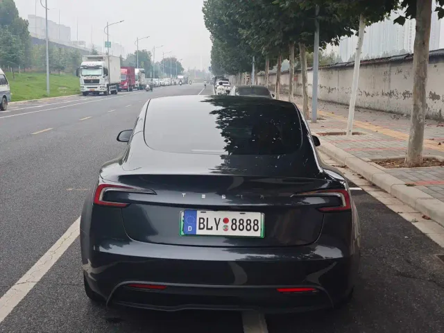 Tesla Model 3 — Фото автомобиля 12