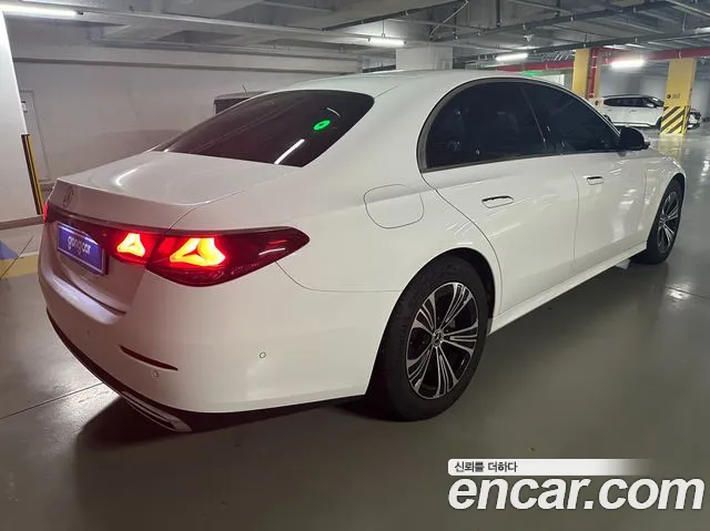 Mercedes-Benz E-Class — Фото автомобиля 4