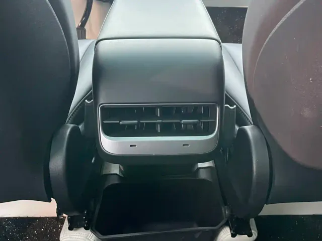 Tesla Model Y — Фото автомобиля 13