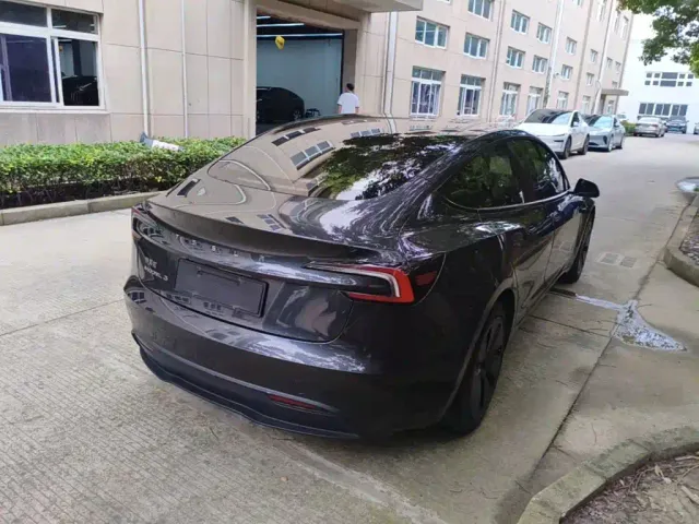 Tesla Model 3 — Фото автомобиля 4