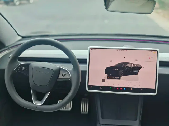 Tesla Model 3 — Фото автомобиля 6