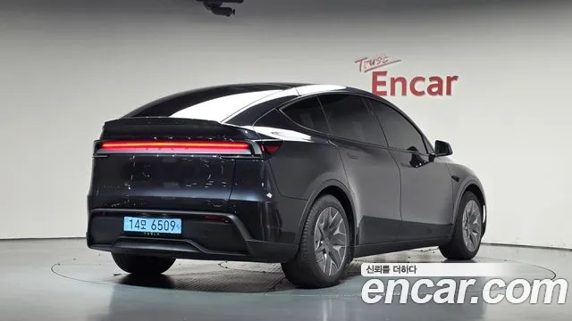 Tesla Model Y — Фото автомобиля 2