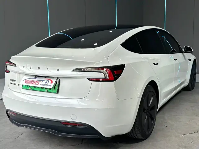 Tesla Model 3 — Фото автомобиля 6