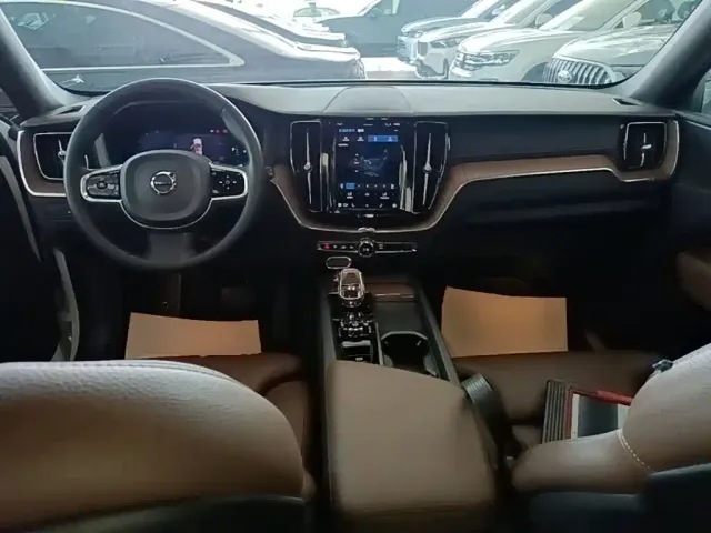 Volvo XC60 — Фото автомобиля 9