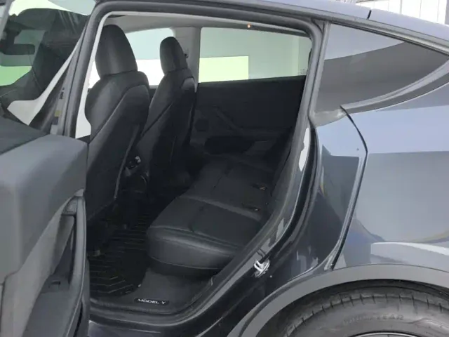 Tesla Model Y — Фото автомобиля 11